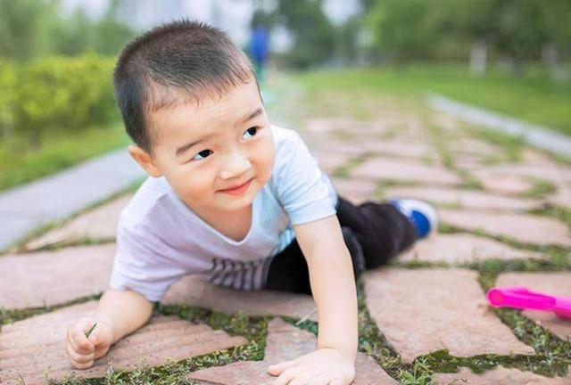 爸爸姓鸡，为给3胞胎取名发愁，宝妈随口取的名连护士都叫好