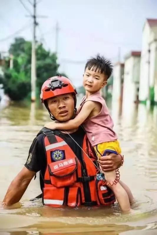 暴雨中，人们托举起这些宝宝