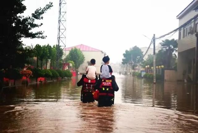 暴雨中，人们托举起这些宝宝