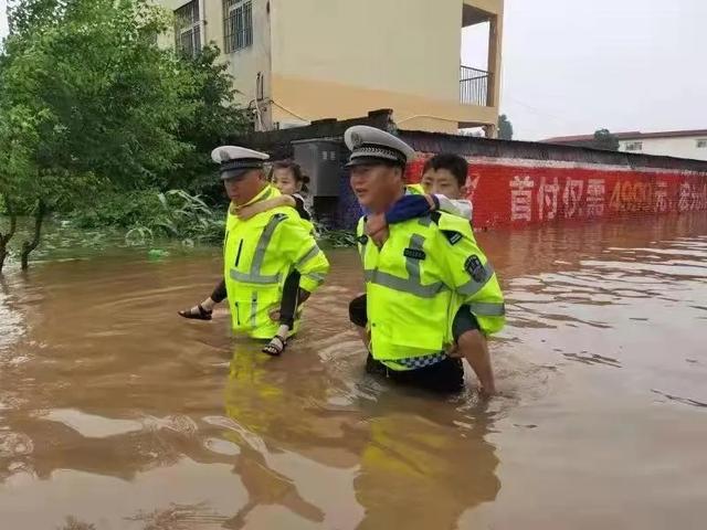 暴雨中，人们托举起这些宝宝