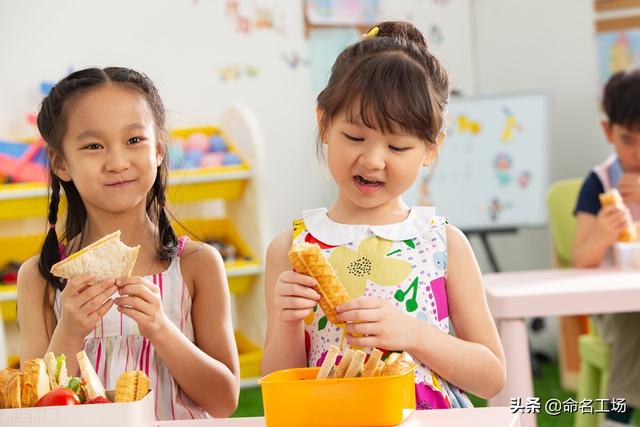 女孩起名，脚踏祥云，七彩纷呈的女宝宝名字大全