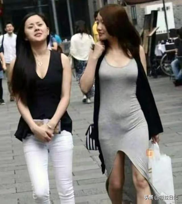 搞笑图片：姑娘穿着太前卫，一旁的闺蜜都看不下去了