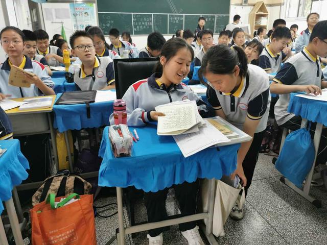 太暖了！郑州一中学专门为轮椅女孩装电梯