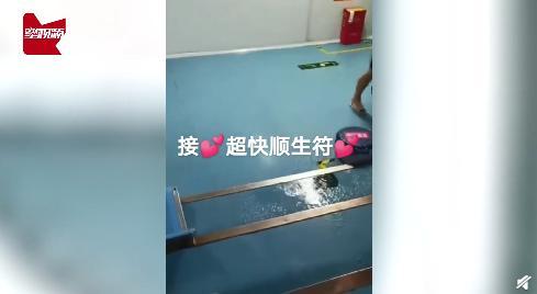 郑州孕妈妈顶暴雨去医院生产，宝宝顺利出生，网友在线取名：叫“雨婷”吧