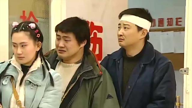 《东北一家人》20年，演员差距悬殊，2位配角离世，小龙套成大腕