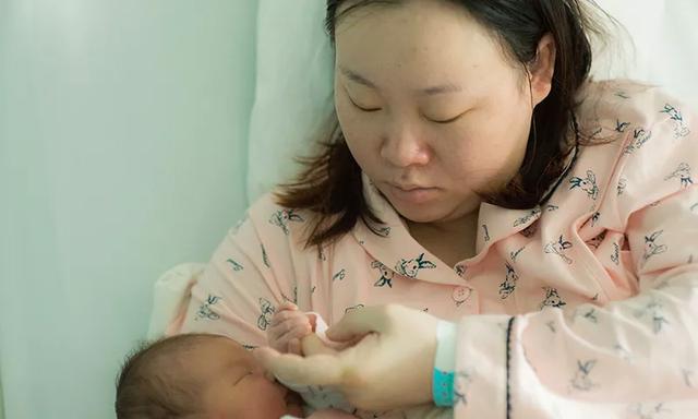 武汉产妇丈夫被隔离，独自生育，给女儿起名「一一」寓意万物复苏