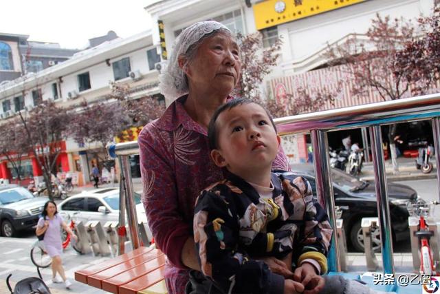 2次试管艰难求子，未料是悲剧：爸爸逃避，7旬奶奶流泪携娃求医