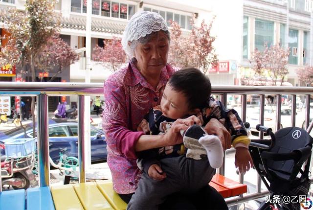 2次试管艰难求子，未料是悲剧：爸爸逃避，7旬奶奶流泪携娃求医