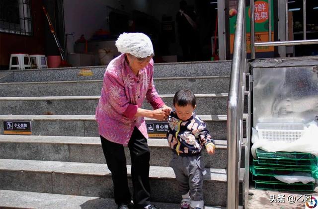 2次试管艰难求子，未料是悲剧：爸爸逃避，7旬奶奶流泪携娃求医