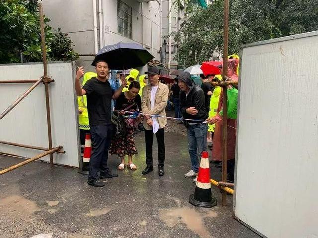 限时30分钟！杭州建国北路塌陷现场附近的部分居民进屋搬贵重物品