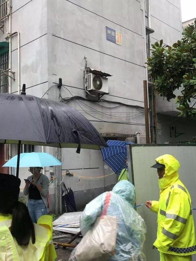 限时30分钟！杭州建国北路塌陷现场附近的部分居民进屋搬贵重物品