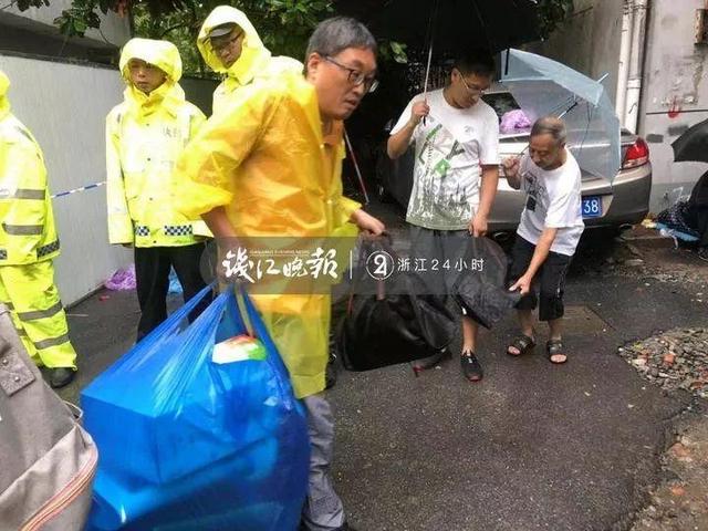 限时30分钟！杭州建国北路塌陷现场附近的部分居民进屋搬贵重物品