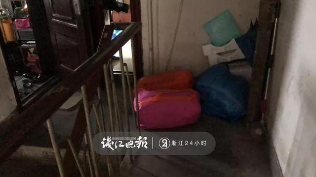 限时30分钟！杭州建国北路塌陷现场附近的部分居民进屋搬贵重物品