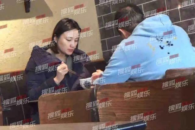 50岁李亚鹏再当爸！未婚妻孕照首曝光：这次王菲输了？