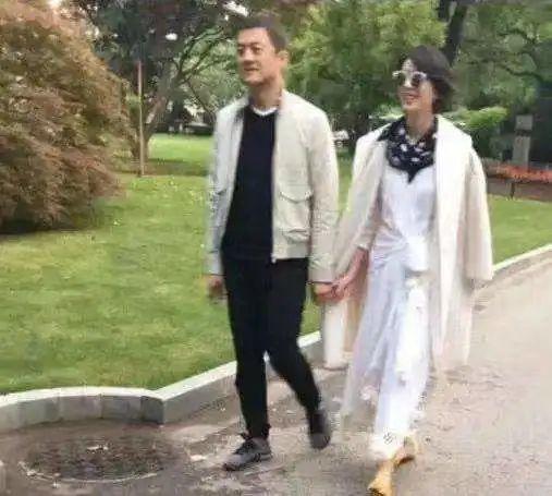 50岁李亚鹏再当爸！未婚妻孕照首曝光：这次王菲输了？