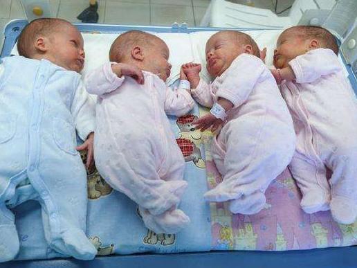 四胞胎宝宝出生，父母为取名发愁，爷爷一口气“贡献”四个好名字