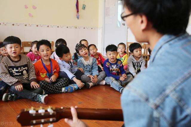 杨初隽第一天上幼儿园，老师念名字错了一个字，全班哈哈大笑