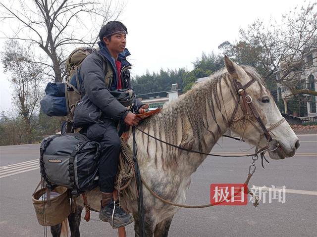 重庆小伙骑马从新疆返家半年行八千里，春节前能与家人团聚