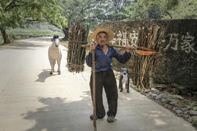 当少数民族摄影师将镜头对准故乡：通往故乡的路，也通往世界