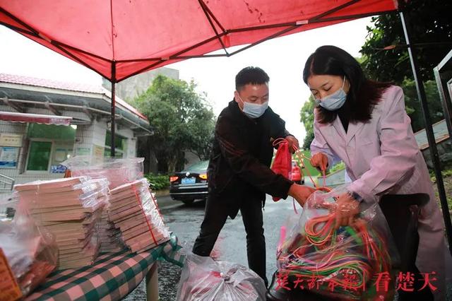 “武汉市”带儿子“武昌”来到武汉…