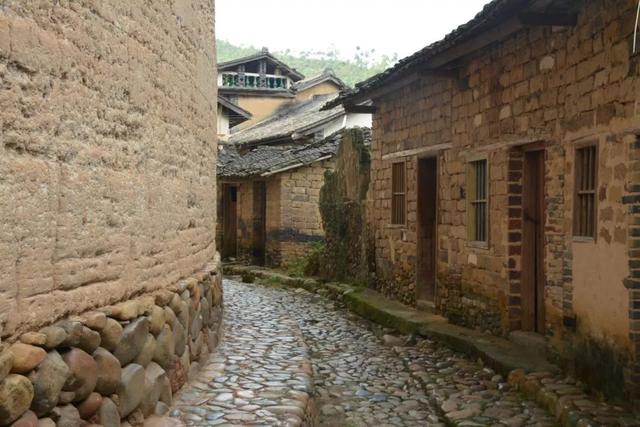 广东神山中藏着的“花萼楼”，比福建土楼还质朴，几无游人