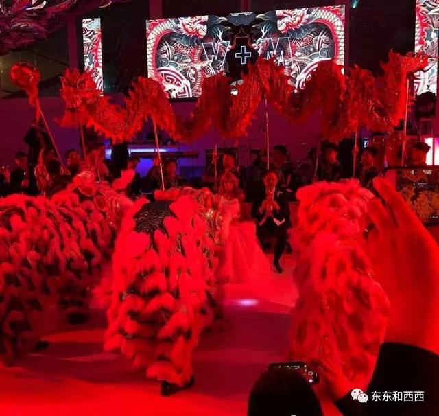 四婚娶小50岁娇妻，前三任都是神仙级美女，这个华裔男人活得太尽兴了