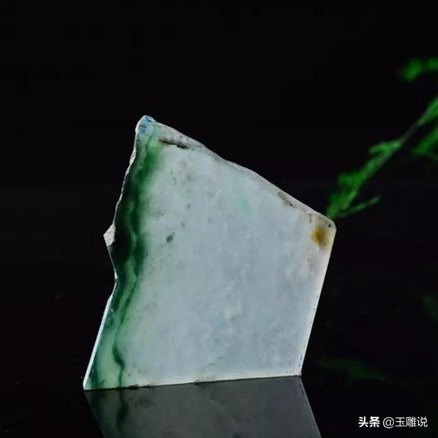 我是玉雕师，冰种飘绿的翡翠做成的本命佛夫妻对牌，情意浓浓