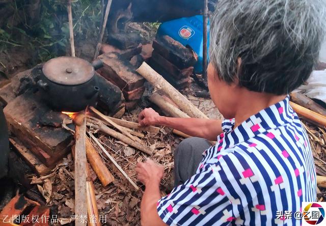 孩子出生后患病，得知还要花50万，奶奶将其抱回家每天挖草药治疗