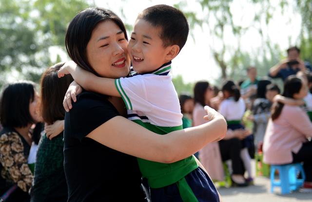 父亲给儿子取名太新奇，孩子刚上幼儿园，老师：我能不点他的名吗