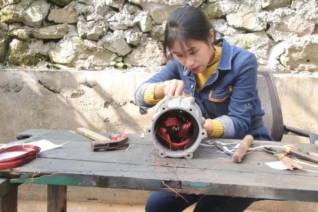 会维修的女孩有多美？大学生回深山帮村民修发电机，134万人围观