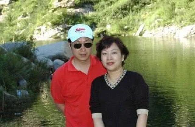 罗京逝世12年，母亲至今不知死讯，曾哭到晕厥的妻子带儿改嫁富商