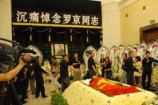 罗京逝世12年，母亲至今不知死讯，曾哭到晕厥的妻子带儿改嫁富商