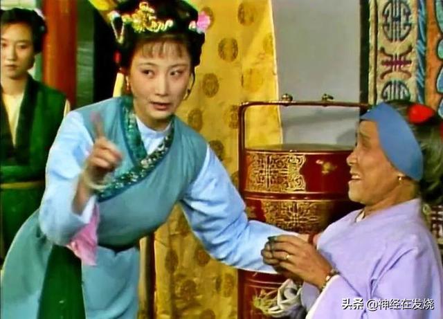 《红楼梦》：王熙凤为什么会喜欢刘姥姥，还让她给女儿取名字？