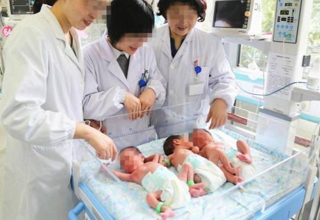 “吴”姓爸爸给三胞胎取名，护士：太有才了，名字取得简单有深意