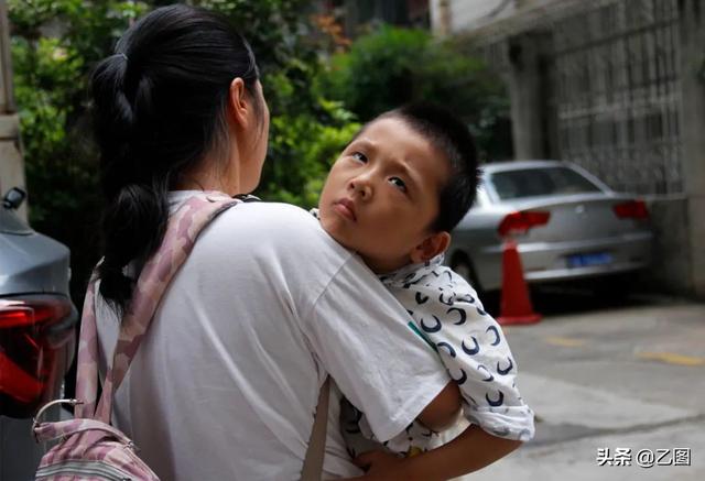 漂亮妈妈求子盼幸福，儿子出生开心不已，未料一场高烧引来悲剧