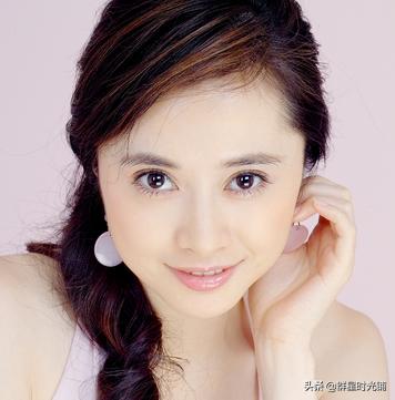 冻龄女神何美钿：凭借钟灵成名，46岁宛如美少女，至今未婚