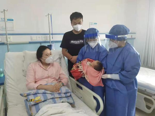 8月4日凌晨，一名新生儿在郑州市六院诞生，取名“亦宸”，希望疫情赶紧结束