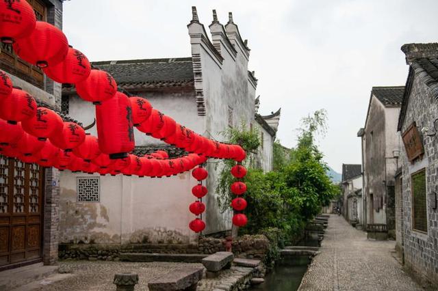 江南藏了个深闺古镇，没什么名气风景却超美，不是水乡却胜过水乡