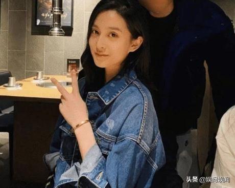 毛阿敏女儿曝近照，长相秀丽遗传母亲高颜值，初次拍戏搭档袁泉