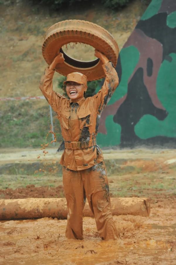 拼拼拼！这位女特种兵百里挑一