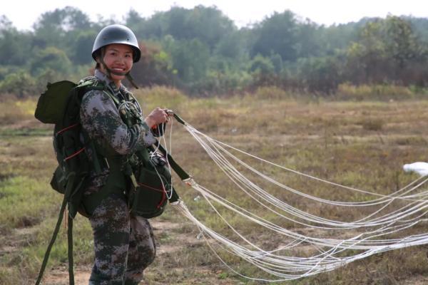 拼拼拼！这位女特种兵百里挑一