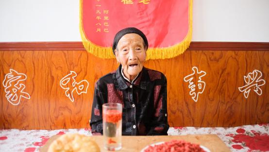 110岁全网最年长村播：择一事，忠一生