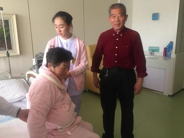 67岁高龄产下女婴，15岁小孙女知道后很淡定：“管她叫小姑姑”