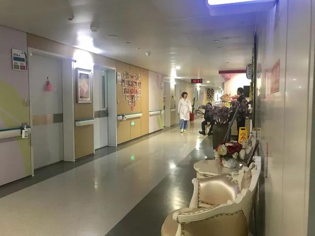 67岁高龄产下女婴，15岁小孙女知道后很淡定：“管她叫小姑姑”