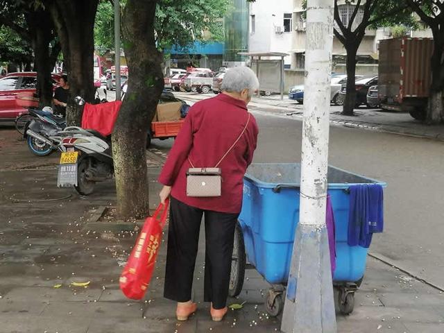 1992年，安徽农妇收养被弃6次的女婴，25年后，女儿回报两层别墅