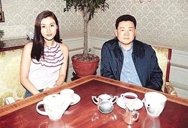 李嘉欣和舒淇应该没有预料到：笑到最后的，会是黎明的“女助理”