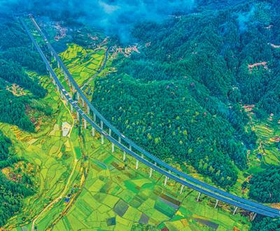 最美风景在路上 更好生活在前方（沿着高速看中国）