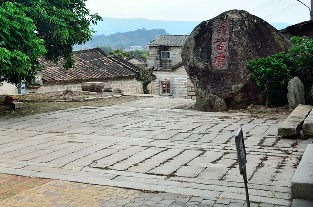 福建有一座百年古堡，外形酷似微缩版汴京城，在南门还藏了个秘密