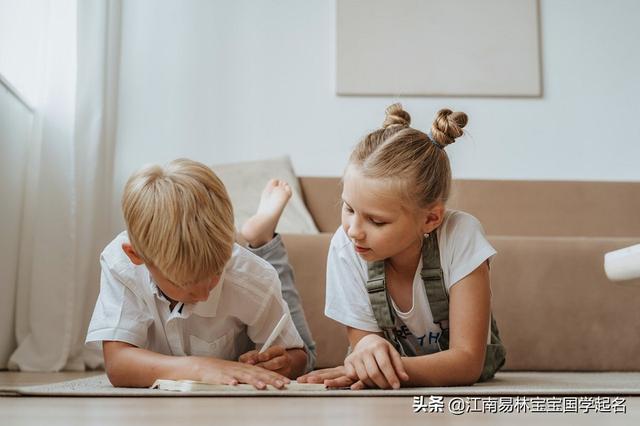 洋气有内涵的女孩名字：一弯纤月，梦里桃花，与你共赏芬芳美名