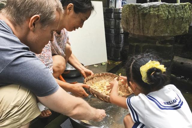 老美清华毕业不回国，10年在中国民间学厨，师父分散在大江南北